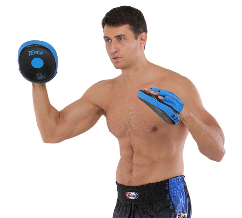 Міні-лапа боксерська зігнута тренувальна шкіра FAIRTEX 20x17x4.5см 2штуки кольори в асортименті